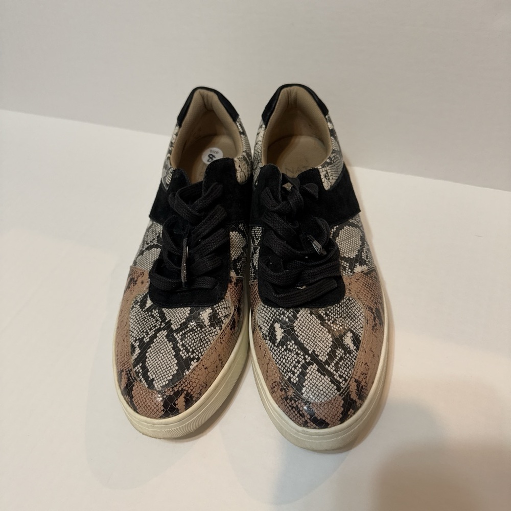 Women’s Naturalizer size 8 snakeskin shoe